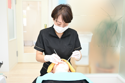 歯科衛生士が歯垢や歯石を除去します